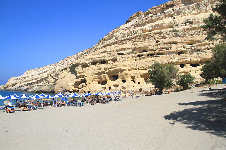 Matala: Höhlen mit Sonnenschirmen und Liegestühlen